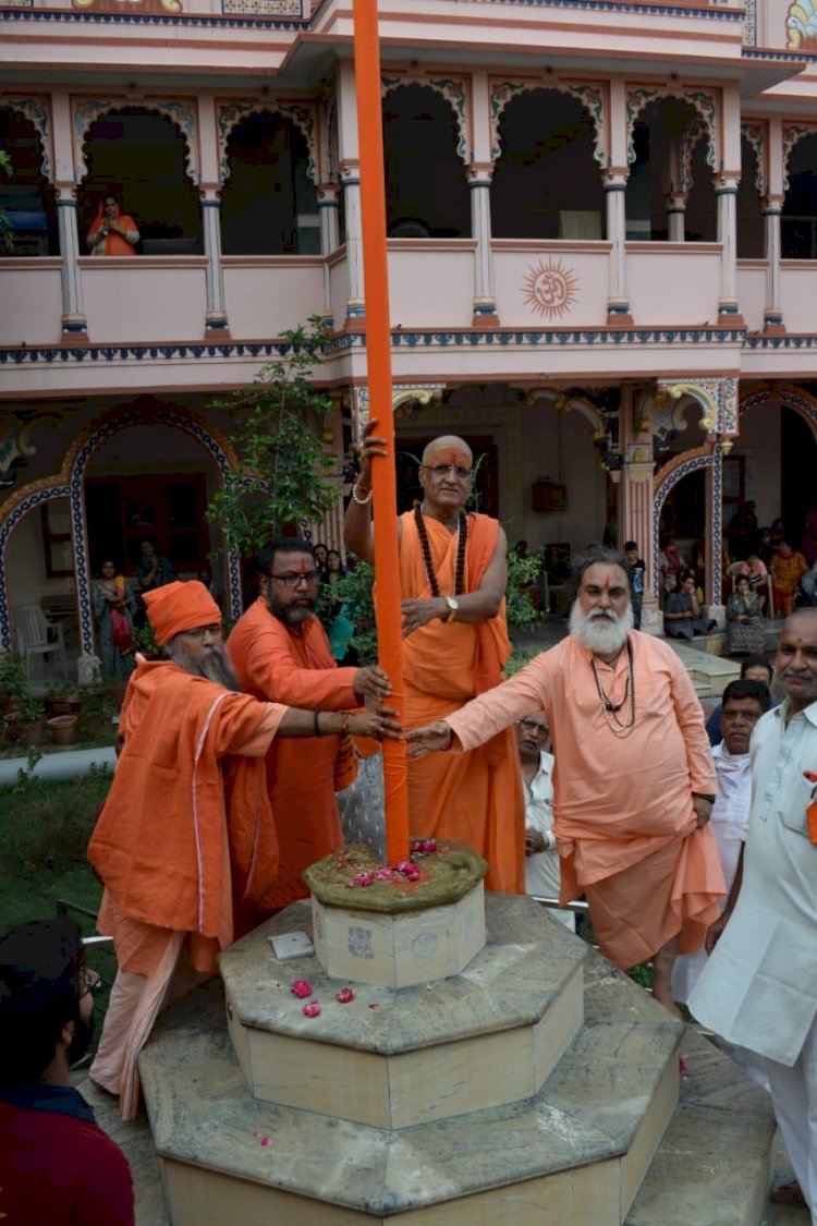 हरी शेवा धाम में गुरुओं के वार्षिकोत्सव में हुआ धर्म ध्वजारोहण
