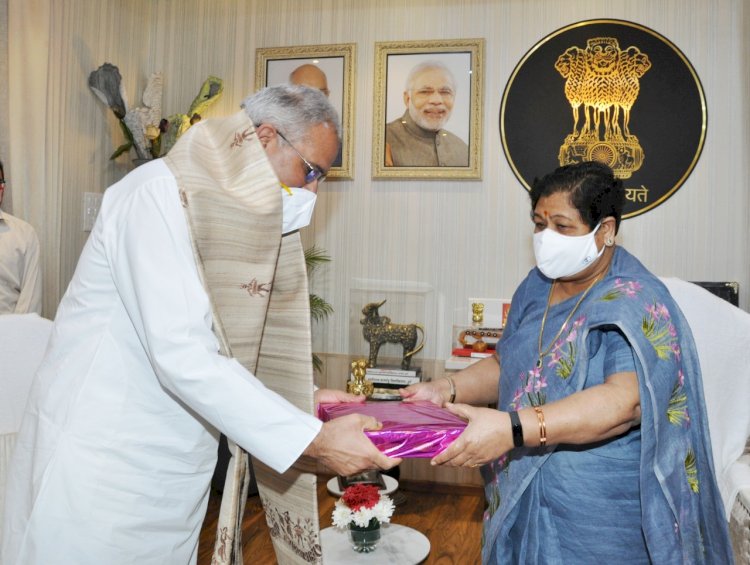 CG ब्रेकिंग: साड़ी लेकर राजभवन पहुंचे CM भूपेश.... राजभवन से मतभेदों के बीच राज्यपाल से मिलने पहुंचे मुख्यमंत्री…. इन मुद्दों पर चर्चा हुई.... महामहिम ने दिया शॉल तो CM ने भी भेंट की साड़ी….