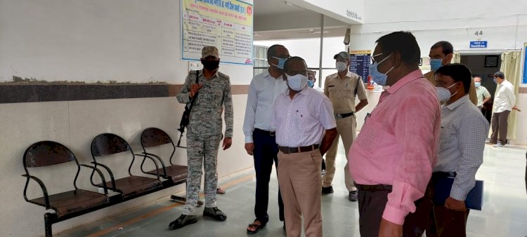 ब्लॉक मुख्यालय नगरी के शासकीय कार्यालयों का कलेक्टर श्री एल्मा ने किया सघन निरीक्षण जनपद पंचायत, सामुदायिक स्वास्थ्य केंद्र और तहसील कार्यालय के बंद कमरों के ताले खुलवाकर चप्पे-चप्पे का लिया जायजा...