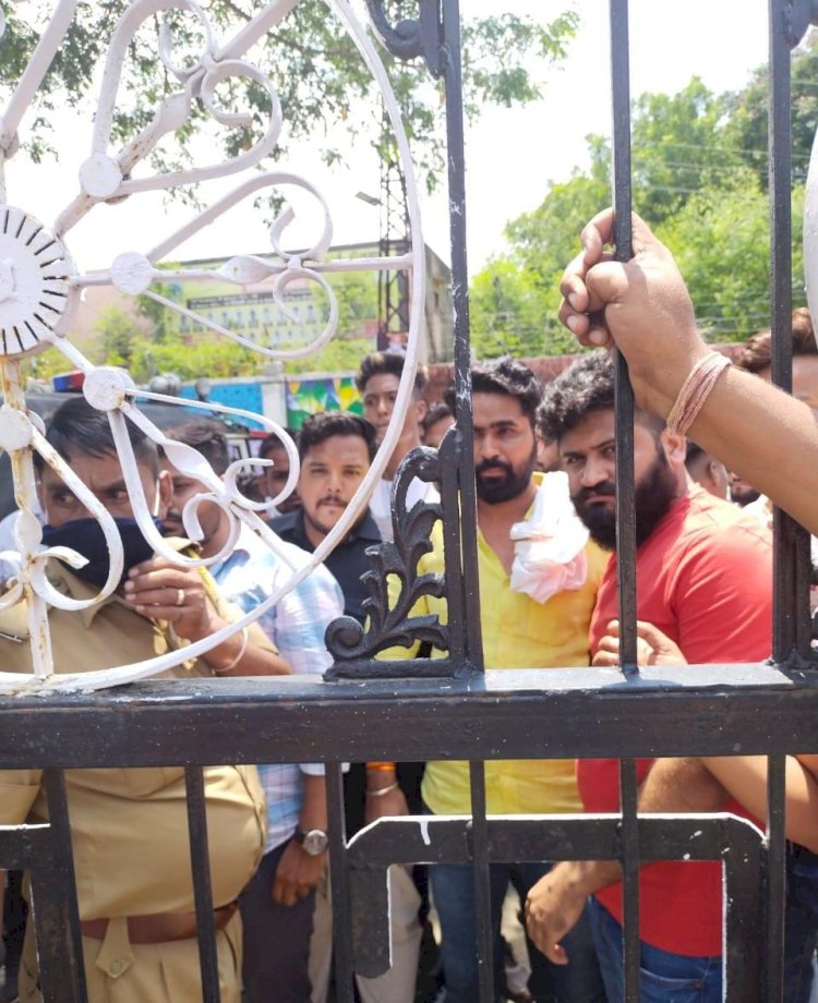 यूथ कांग्रेस के कार्यकर्ताओं ने नगर परिषद का किया घेराव