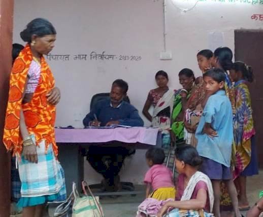 जगरगुण्डा क्षेत्र के ग्रामीणों को प्रदान किए जा रहे जीवन का आधार अंदरुनी गांव में शासकीय योजनाओं की पहुँच हुई और भी सुलभ अब राशन सहित पेंशन आदि का मिलेगा सीधा लाभ
