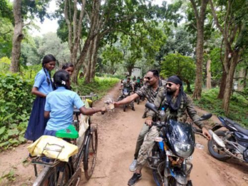 बाईक से नक्सल प्रभावित क्षेत्र का दौरा करने निकल गए एसपी प्रफुल्ल ठाकुर…… Nayabharat Live News