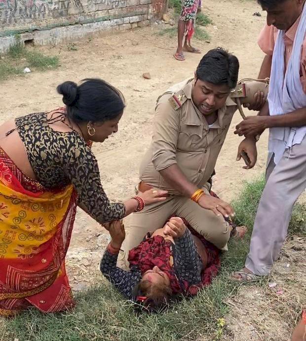 VIDEO: महिला के ऊपर चढ़कर दारोगा ने की पिटाई..... साथ चलने से महिला ने किया मना तो दारोगा ने पटककर पीटा.... छत्तीसगढ़ कांग्रेस प्रभारी पीएल पुनिया ने कही ये बड़ी बात.... देखें वायरल VIDEO.....