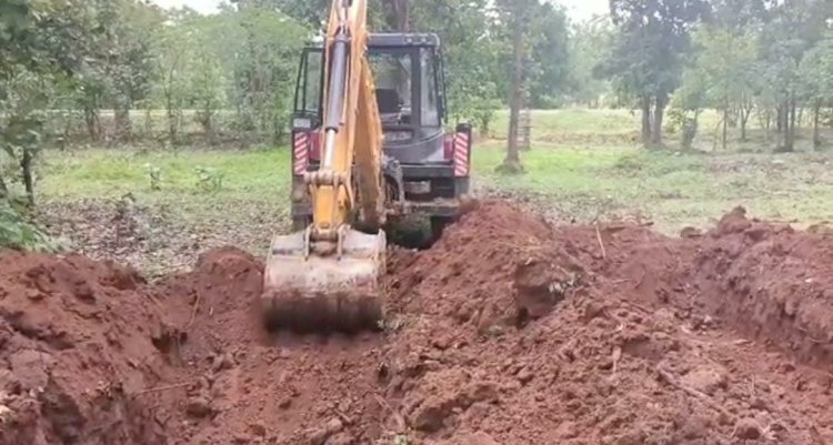 चराई क्षेत्र विकास कार्य में वन विभाग के द्वारा मजदूरों के जगह जेसीबी मशीन से कराया जा रहा गड्ढा खुदाई का कार्य।