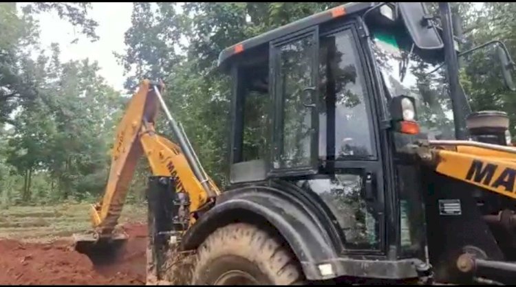 चराई क्षेत्र विकास कार्य में वन विभाग के द्वारा मजदूरों के जगह जेसीबी मशीन से कराया जा रहा गड्ढा खुदाई का कार्य।
