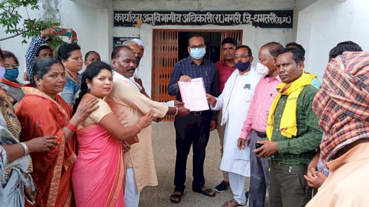 नगरी में सर्व आदिवासी समाज छत्तीसगढ़ के बैनर तले हो रहे प्रदेश व्यापी विभिन्न संवैधानिक मांगों को लेकर हो रहे....अनिश्चितकालीन धरना प्रदर्शन..समाज के लोगों ने एसडीएम को राज्यपाल के नाम सौंपा ज्ञापन....