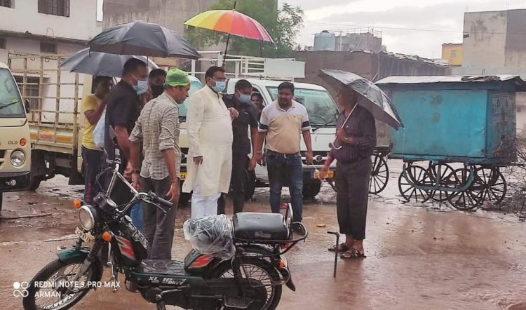 बेमेतरा:बारिश का पानी बस स्टैंड में भरा देख काफिला रोक संसदीय सचिव बंजारे ने देखी व्यवस्था तत्काल व्यवस्था दुरुस्त करनें के दिए निर्देश