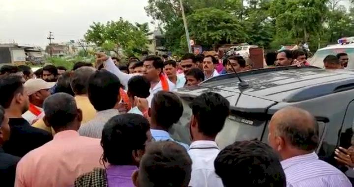 बिग ब्रेकिंग:आपस में ही सड़क पर आकर लड़ रहे भाजपाई...पूर्व मंत्री को बेमेतरा जिला महामंत्री ने दे दी उठवा देने की धमकी, तु-तड़ाक पर आ गए दोनों नेता मामला नवागढ़ का