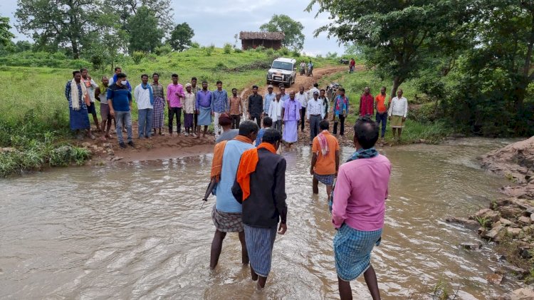 वनांचल क्षेत्र के पांच गांवों के मुखिया ग्रामीणों ने रखी बैठक बुलाया आनंद सिंह को क्षेत्र के रोड,नाले से जुड़ी समस्या के समाधान की बनाई रणनीति।