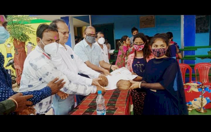 ब्रेकिंग न्यूज़: सांसद आदर्श ग्राम में स्मार्ट गांव कार्यालय का किया गया उदघाटन....गांव के विकास में अहम भूमिका निभाएगा स्मार्ट गांव कार्यालय...निखरेगी बच्चों की प्रतिभा....जानें क्या है स्मार्ट गांव कार्यालय...