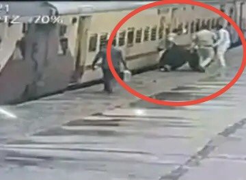 दिल दहलाने वाली घटना: ट्रेन पकड़ने की कोशिश में महिला गिरी.... भौचक्के रह गए सभी.... फिर जो हुआ....कॉन्स्टेबल ने कूदकर ऐसे बचाई जान....रेलवे की हिदायत- जिंदगी बॉलीवुड फिल्म नहीं…देखे जिंदगी बचाने का VIDEO……