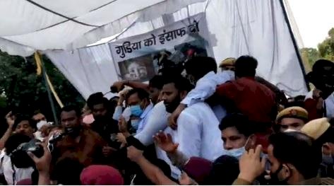 मंच से गिरे सीएम VIDEO: कथित रेप एंड मर्डर केस में पीड़ित परिवार से मिलने पहुंचे थे मुख्यमंत्री.... पीड़ित परिवार से मिलने पहुंचे CM का विरोध.... भाषण के दौरान मंच से गिरे... फिर जो हुआ.... देखें VIDEO......