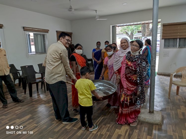 रायपुर पश्चिम के बंजारी नगर के लोगों को क्षेत्रीय विधायक विकास उपाध्याय के द्वारा बर्तन किया गया भेंट......