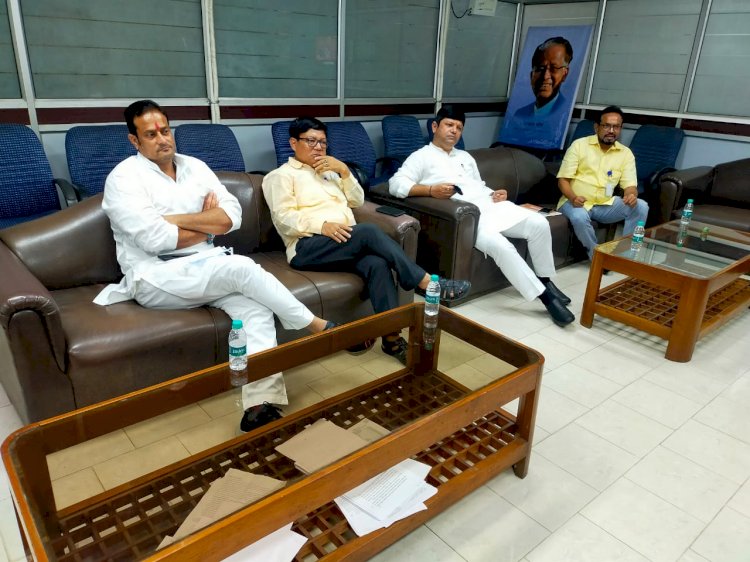 कांग्रेस के राष्ट्रीय सचिव व असम प्रभारी विकास उपाध्याय आज असम विधानसभा पहुँच कर ली विधायकों की बैठक......