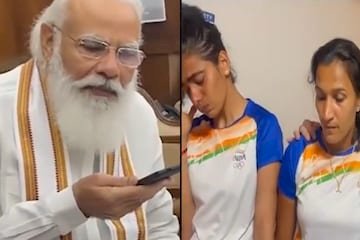 रो पड़ी महिला हॉकी टीम VIDEO: दिल्ली से टोक्यो गया फोन तो रोने लगीं हॉकी टीम की कई खिलाड़ी.... पीएम मोदी ने बंधाया ढांढस.... देखें PM मोदी से फोन पर बात का VIDEO......