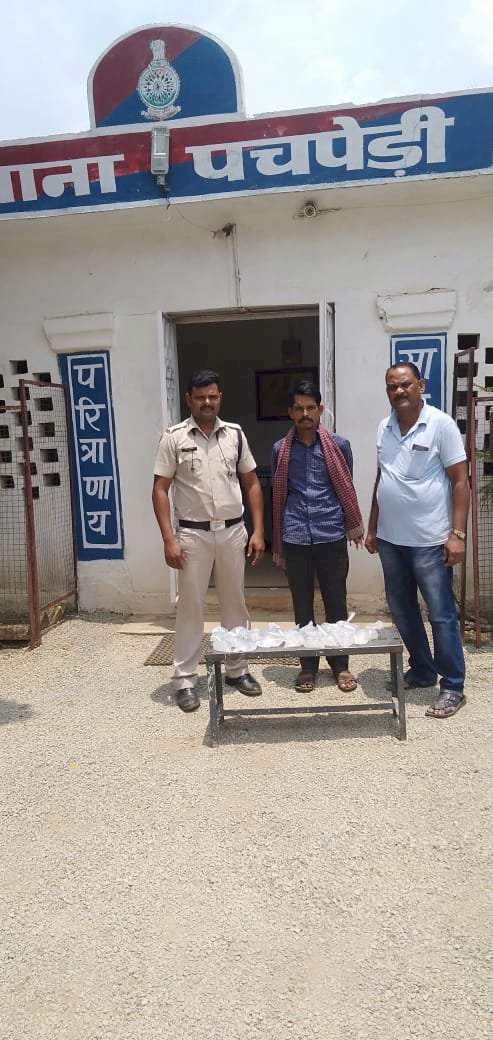 पचपेड़ी पुलिस द्वारा लगातार अवैध शराब बिक्री करने वालो पर की जा रही है कार्यवाही अवैध रूप से बिक्री हेतू रखे 05.600 लीटर कच्ची महुआ शराब कीमती 1100/ रूपये सहित पकड़ा गया आरोपी पढ़े पूरी खबर