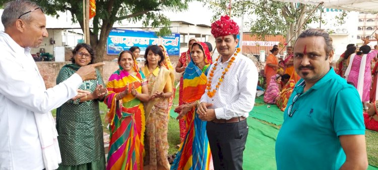 पथवारी माता एवं शिवलिंग पर नाग देवता की स्थापना कर गाए भजन