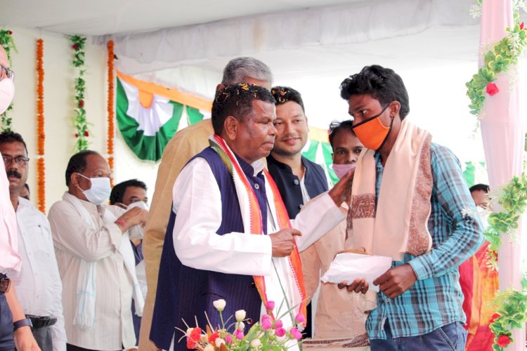 मंत्री श्री कवासी लखमा ने 121 हितग्राहियों को प्रदान की स्वेच्छानुदान राशि