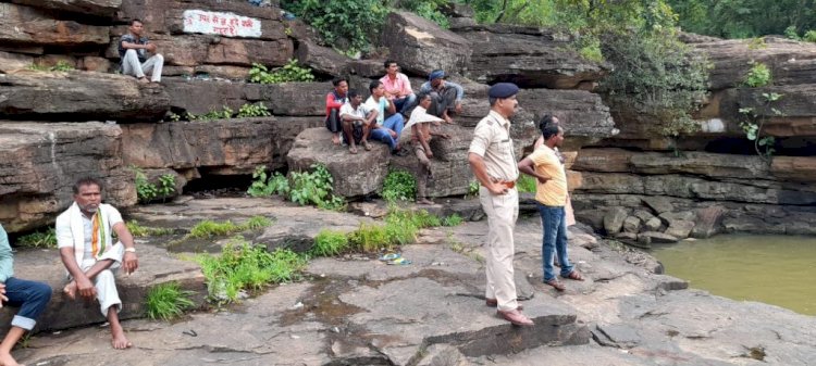 धमतरी ब्रेकिंग - नरहरा वाटरफॉल से लापता युवक का मिला शव..24 घंटे के बाद पुलिस ने गोताखोरों की मदद से निकाला शव...