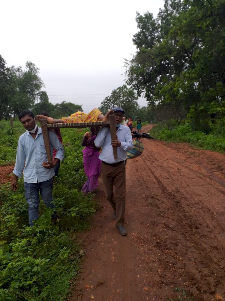 सुकमा की खबर -गर्भवती महिला को कांधे पर ले कर एंबुलेंस तक पहुंचे स्वास्थ्य कर्मी... महिला ने वाहन में ही जन्म दिया बच्ची को..जांचा बच्चा दोनो स्वास्थ्य अस्तपाल..