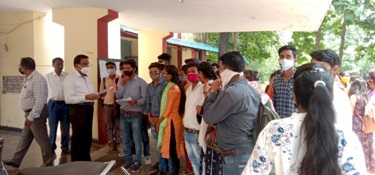 ऑनलाइन परीक्षा आयोजित कराने रविवि के छात्रों ने कुलपति के नाम कलेक्टर को सौंपा ज्ञापन