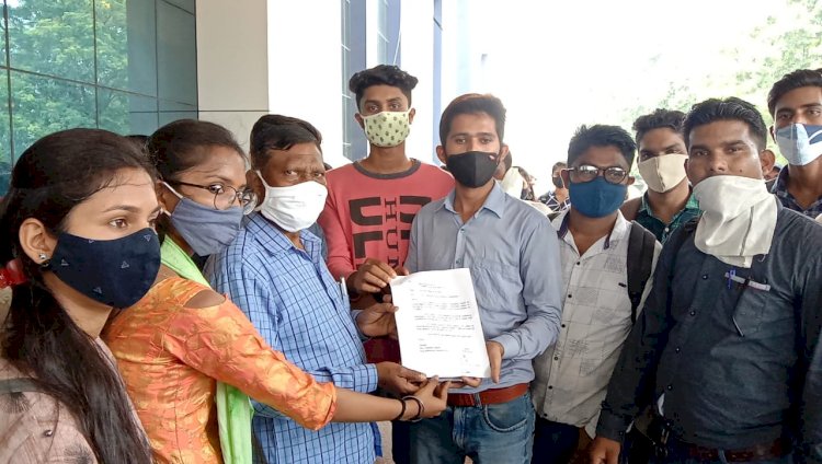 ऑनलाइन परीक्षा आयोजित कराने रविवि के छात्रों ने कुलपति के नाम कलेक्टर को सौंपा ज्ञापन