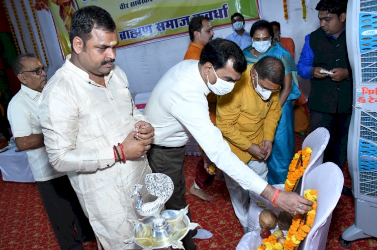 विप्र गौरव सम्मान समारोह कार्यक्रम का आयोजन, 70 सामाजिक लोगो का हुवा सम्मान - युवा ब्राम्हण समाज के बैनर तले गुरुवार को हुआ आयोजन, सांसद संतोष पाण्डेय नपा अध्यक्ष ऋषि शर्मा समेत कलेक्टर व समाज के जिले भर से सैकड़ो लोग हुए शामिल।