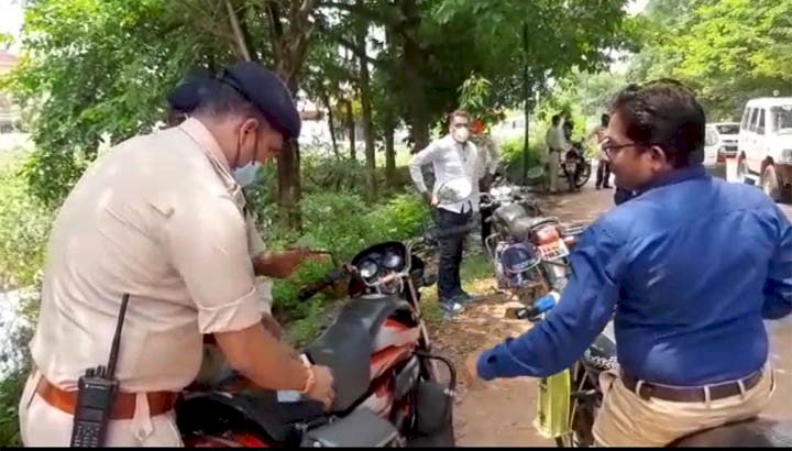 DHAMTARI: यातायात नियम तोड़ने वाले 73 सरकारी कर्मचारियों पर गिरी गाज पुलिस ने काटा 35 हजार का चालान...8 पुलिसकर्मी का भी कटा चालान..