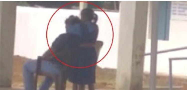 CG ब्रेकिंग- शिक्षक छात्रा से करवा रहा था मालिश डीईओ ने किया सस्पेंड ,वीडियो हुआ वायरल पढ़े पूरी खबर