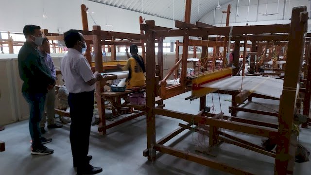 महिला स्व सहायता समूह की सदस्यों को ना केवल आत्मनिर्भर बनाने, बल्कि सफल उद्यमी के रूप में अपनी पहचान स्थापित करने के लिए कलेक्टर पीएस एल्मा ने हरसंभव प्रयास करने के निर्देश दिए...