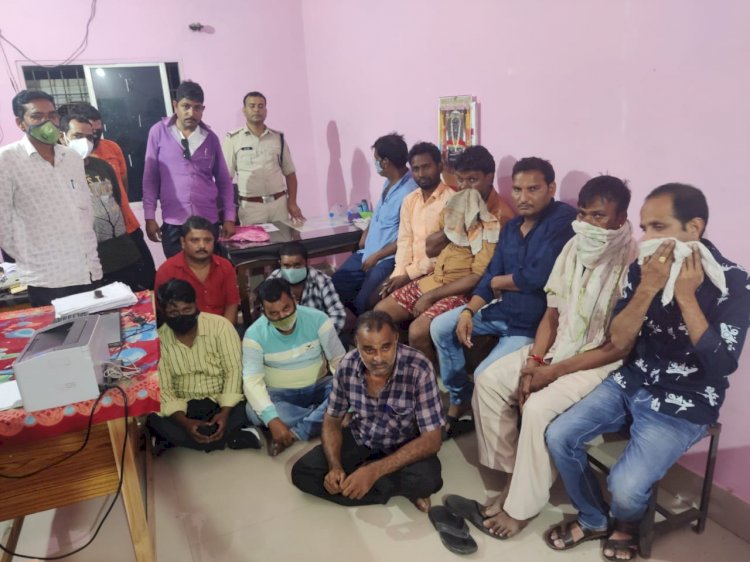 CG 15 गिरफ्तार: खेत के बोर घर में धड्डले से 52 परियों से इश्क लड़ा रहे थे दीवाने…. जुआ फड़ पर पुलिस का छापा....15 जुआरी रंगे हाथों गिरफ्तार.……..