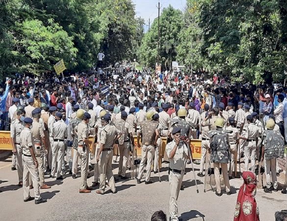 CG की सबसे बड़ी यूनिवर्सिटी में ज़ोरदार हंगामा : रविवि में ऑनलाइन एग्जाम की मांग को लेकर….हजारों छात्र विश्वविद्यालय में डटे……5 घंटे तक चला हजारों स्टूडेंट्स का प्रदर्शन, मंत्री पटेल ने मांगों को लेकर दिया भरोसा…....