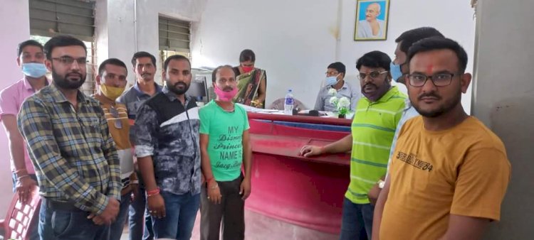 *प्रधानमंत्री ग्राम सड़क चढ़ा भ्रष्टाचार की भेंट... युवा मोर्चा भैयाथान ने दिया एसडीएम को ज्ञापन..करें कार्यवाही नही तो होगा उग्र आंदोलन...*