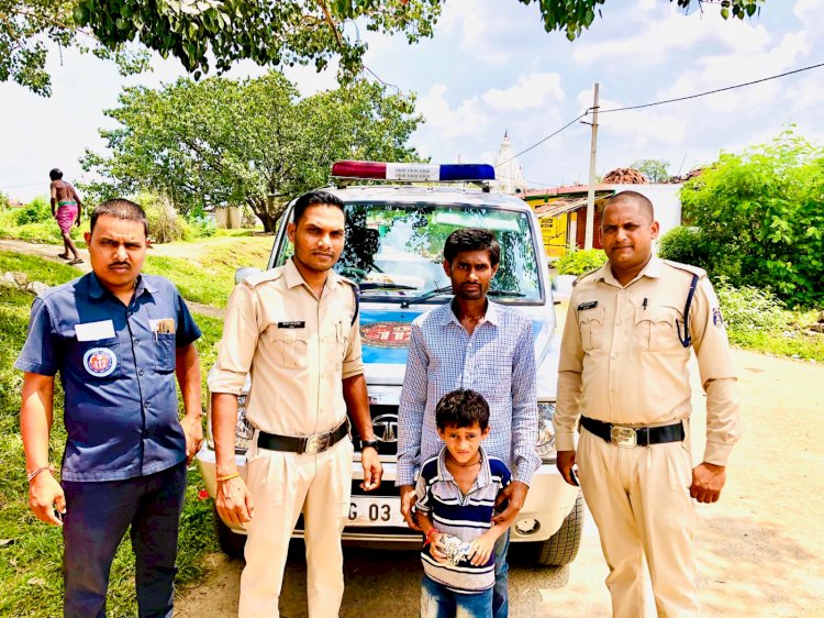 अनजान रोड पर अकेले रोते बिलखते 5 वर्ष के बच्चे को डायल 112 ने सकुशल पहुंचाया उसके घर नगर के लोगो व परिजनों ने की पुलिस की सराहना