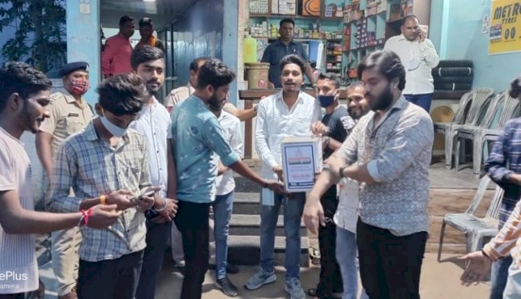 धमतरी एनएसयूआई ने भाजपा विधायक रंजना साहू को किया थूकदान भेंट...