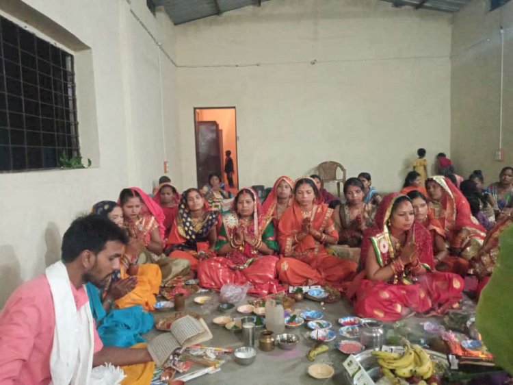 धार्मिक रीति रिवाज एवं मंत्रोच्चार के बीच व्रतधारी महिलाओं द्वारा हरितालिका व्रत पर की गई विशेष पूजा अर्चना।