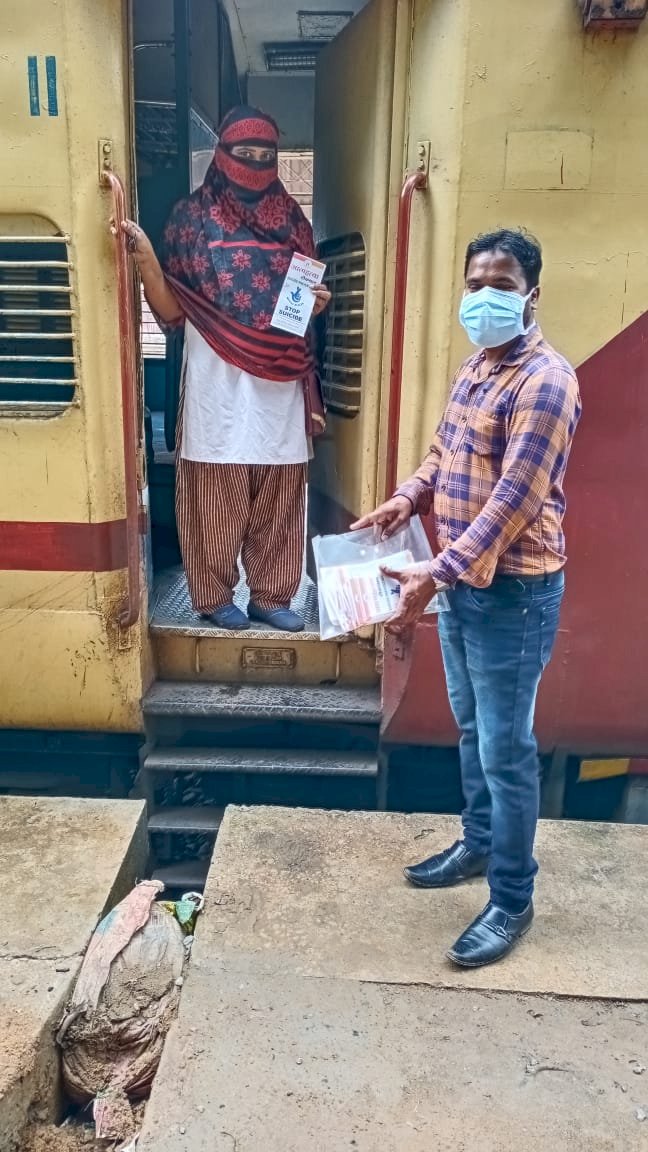 आमजनों को आत्महत्या रोकथाम के प्रति किया जा रहा जागरूक लोगों को दिये गये आत्महत्या रोकथाम विवरण पुस्तिका