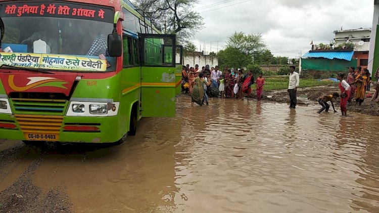 गड्ढों में सफर से जनता परेशान, माननीय कुछ तो दो ध्यान - जनता त्रस्त जनप्रतिनिधि और अधिकारी मस्त....