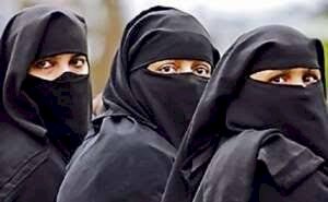गर्ल्स हॉस्टल में बुर्का पहनने का फरमान: गर्ल्स हॉस्टल में बुर्का पहनने के फरमान पर छात्राओं का हंगामा.... छात्रायें भड़कीं.... गेट पर किया पथराव.... छात्राएं बोली- शरिया कानून बर्दाश्त नहीं......
