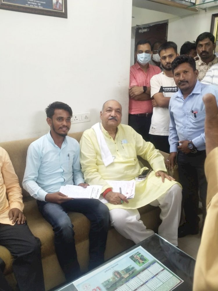पिछड़ी क्षेत्र के किसानों की सिंचाई की समस्या को लेकर हरदी और कोकड़ी सरपंच इंजी.दीपक बंजारे,हेतराम डांडे पहुंचे कृषि एवं जल संसाधन मंत्री के पास किसानों की समस्याओ से कराये अवगत