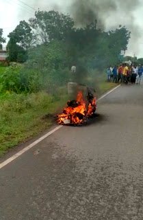 CG शिक्षिका की स्कूटी में अचानक लगी आग...शिक्षिका ने भागकर बचाई अपनी जान...स्कूटी जलकर राख..!