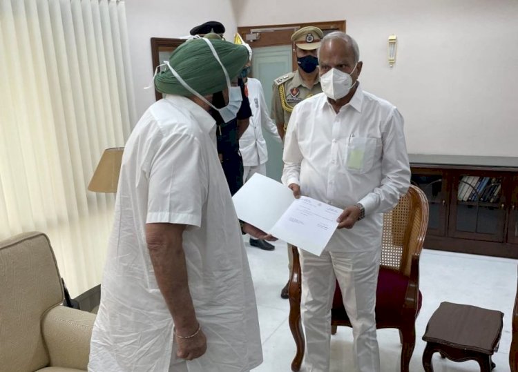 मुख्यमंत्री के साथ-साथ पूरे मंत्रिमंडल ने इस्तीफा सौंपा : पद से इस्तीफा देने के बाद कैप्टन बोले…वक्त आने पर अगला फैसला करूंगा, महीने में 3 बार दिल्ली बुला लिया, अपमानित महसूस कर रहा हूं , चुनाव के पहले पंजाब की सियासत में आया भूचाल…..