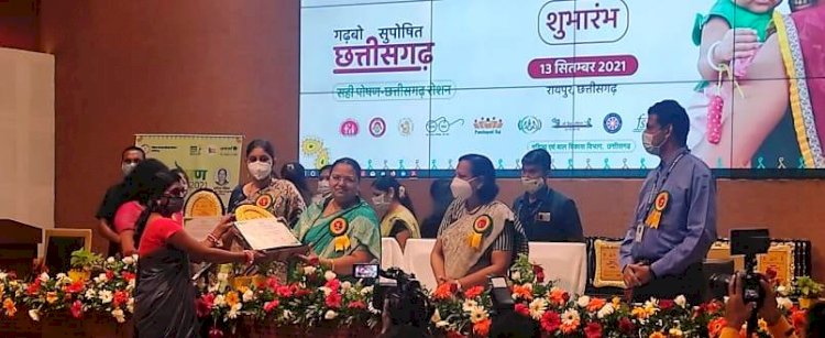 महिला एवं बाल विकास मंत्री के हाथों पुरस्कृत हुई आंगनबाड़ी केन्द्र मोंगरा की पोषण वाटिका....पोषण वाटिकाओं में तैयार हो रही प्रोटीन-विटामिनयुक्त जैविक सब्जी-भाजी...