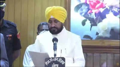 पंजाब के नए CM बने चरणजीत : चन्नी ने इन दो डिप्टी CM के साथ शपथ ली….सीएम बनते-बनते सुखविंदर सिंह रंधावा डिप्टी सीएम बन गए…..