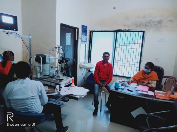 *सुरजुपर पुलिस ने कराया वाहन चालकों का नेत्र परीक्षण... चालकों में दूर पास देखने की समस्या आई सामने...*