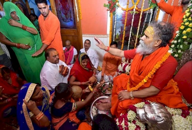 अखाड़ा परिषद अध्यक्ष की संदिग्ध मौत: महंत नरेंद्र गिरि के कमरे से मिला 7-8 पेज का सुसाइड नोट.... शिष्य आनंद गिरि गिरफ्तार.... आनंद गिरी का दावा, लिखना-पढ़ना नहीं जानते थे गुरुजी, तो कैसे लिखा सुसाइड नोट.... हत्या हुई... सामने आए ये बड़े विवाद......
