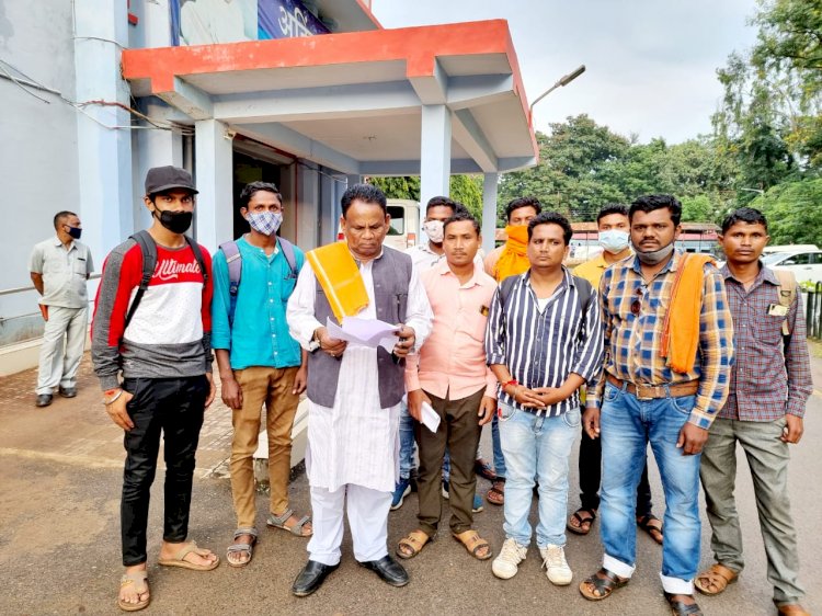 लंबित वेतन के भुगतान को लेकर पूर्व विधायक लच्छु राम कश्यप मिले एडिशनल कलेक्टर अरविंद एक्का से
