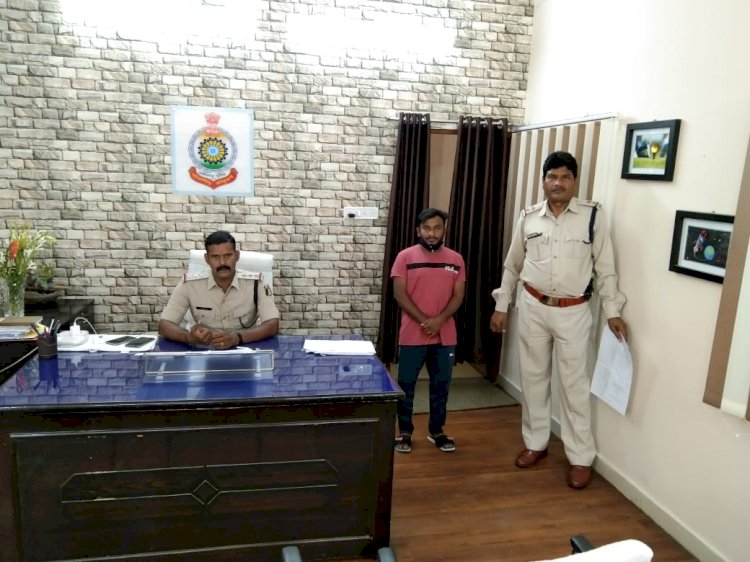CG लड़की की आवाज में ठगी करने वाला 'ड्रीम गर्ल' गिरफ्तार: यूट्यूब-इंटरनेट से प्रैक्टिस कर सीखा महिलाओं की आवाज निकालना.... अखबार में मैरिज ब्यूरो का विज्ञापन देकर लोगों को फंसाता.... फिर करता ये काम.....