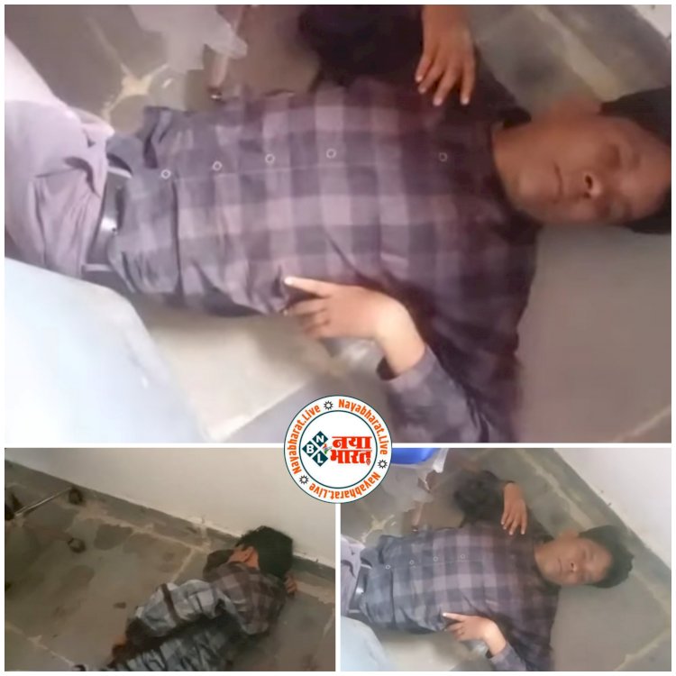 CG शराबी प्रधान पाठक का VIDEO: स्कूल में शराब के नशे में मिले मास्टर साब.... खुलेआम पेंट में ही कर दिया पेशाब.... जमीन पर लोटते मिले शराबी हेडमास्टर.... मुर्गा खाकर घंटों जमीन पर पड़े रहे..... देखें VIDEO......