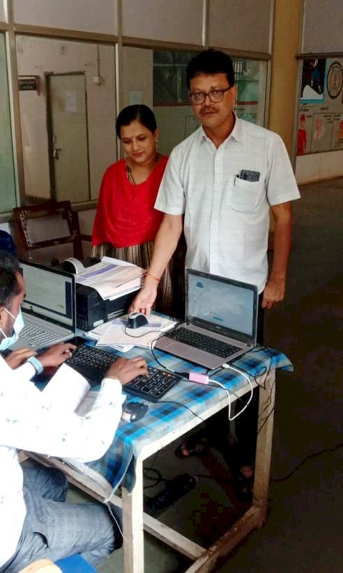 धमतरी : अवकाश के दिन भी लोग आयुष्मान कार्ड बनवाने कियोस्क सेंटरों में जुटे रहे..जिला कार्यालय में आज से लगाया जा रहा विशेष शिविर.. अब तक जिले के 70 फीसदी लोगों ने बनवाया आयुष्मान कार्ड...